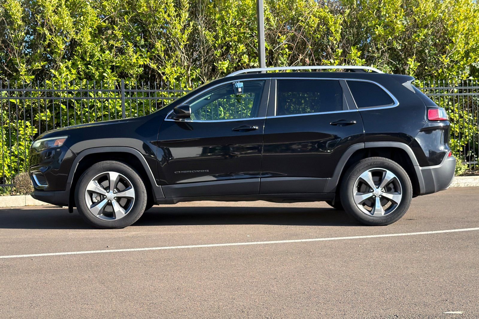 Used 2020 Jeep Cherokee Limited image 7
