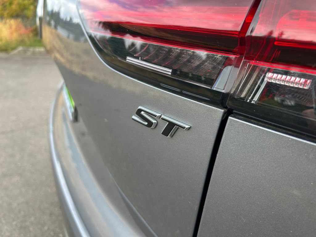 Used 2021 Buick Envision Essence w/ Sport Touring Package image 32