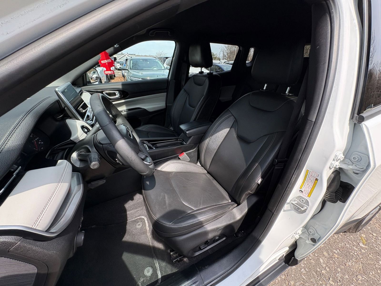 Used 2025 Jeep Compass Limited image 34