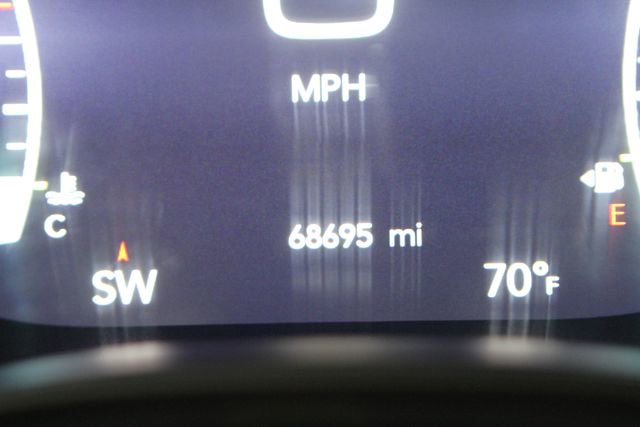 Used 2021 Chrysler Pacifica Touring-L w/ Uconnect Theater Family Group FWD image 18
