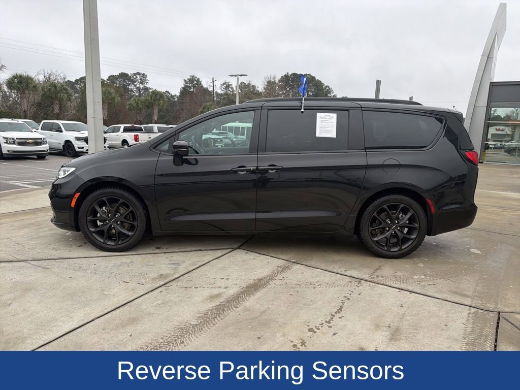 Used 2023 Chrysler Pacifica Limited w/ Uconnect Theater Family Group image 5