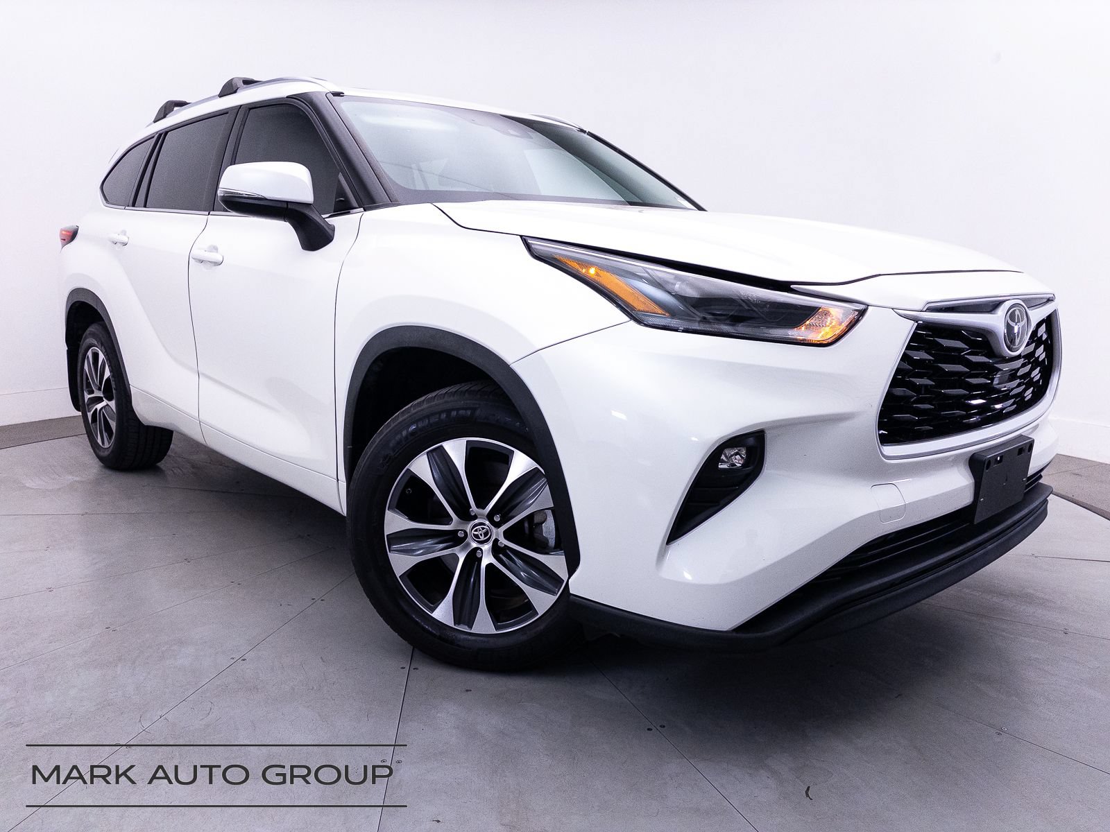 Used 2021 Toyota Highlander XLE AWD/4WD image 1