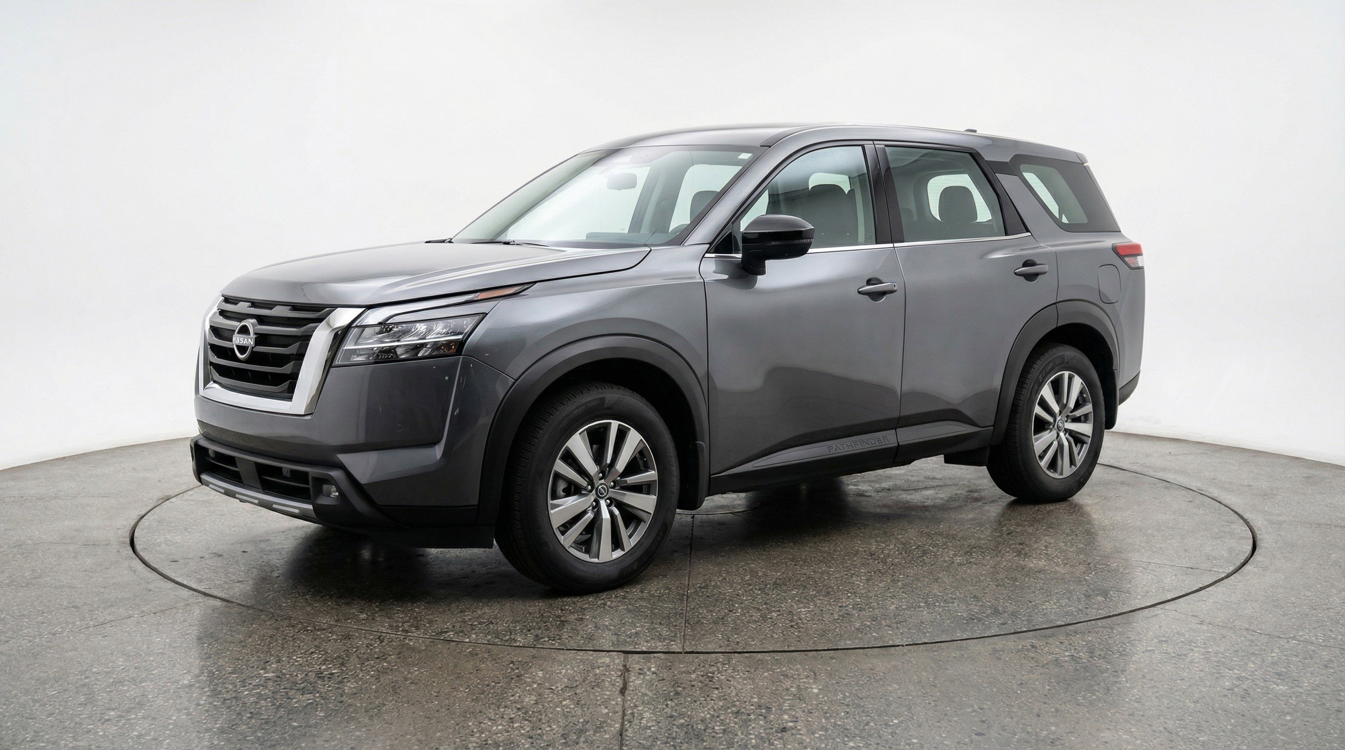 Used 2025 Nissan Pathfinder SV image 3