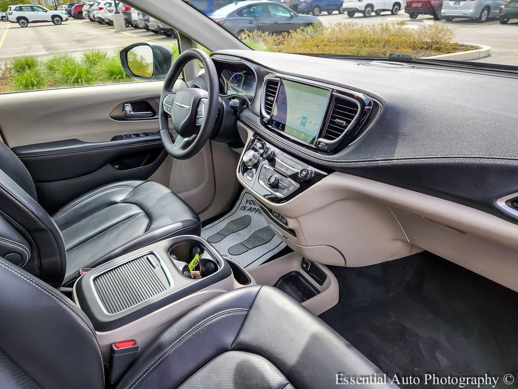 Used 2023 Chrysler Pacifica Touring-L FWD image 28