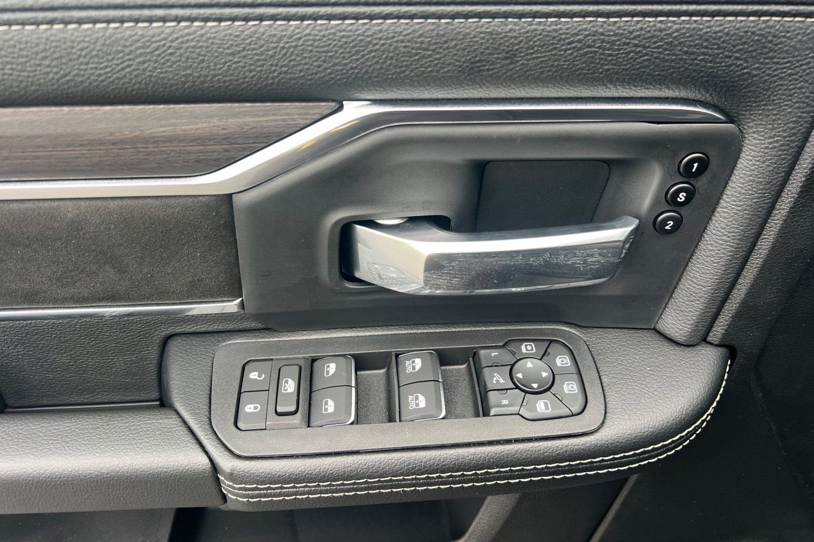 New 2026 RAM 2500 Laramie AWD/4WD image 7