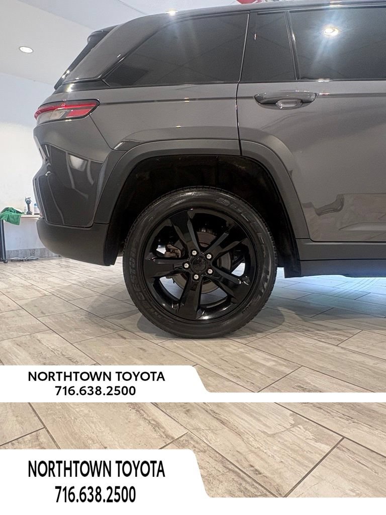 Used 2023 Jeep Grand Cherokee Altitude AWD/4WD image 25
