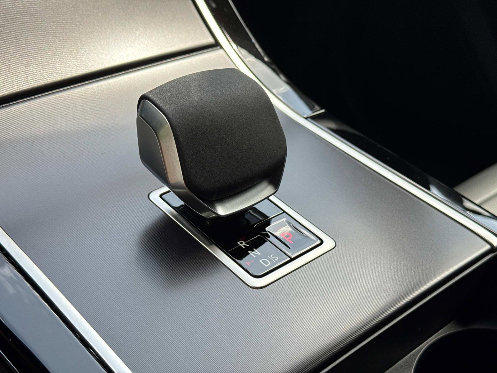 New 2026 Land Rover Range Rover Velar Dynamic SE image 25