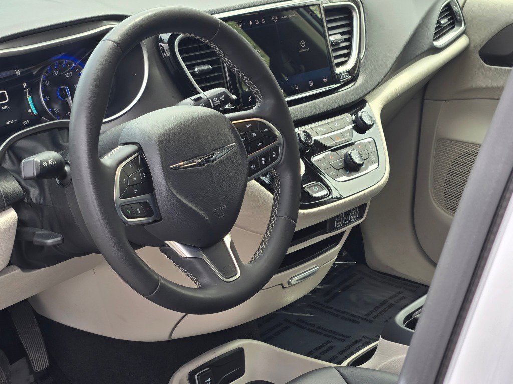 Used 2024 Chrysler Pacifica Touring-L FWD image 24