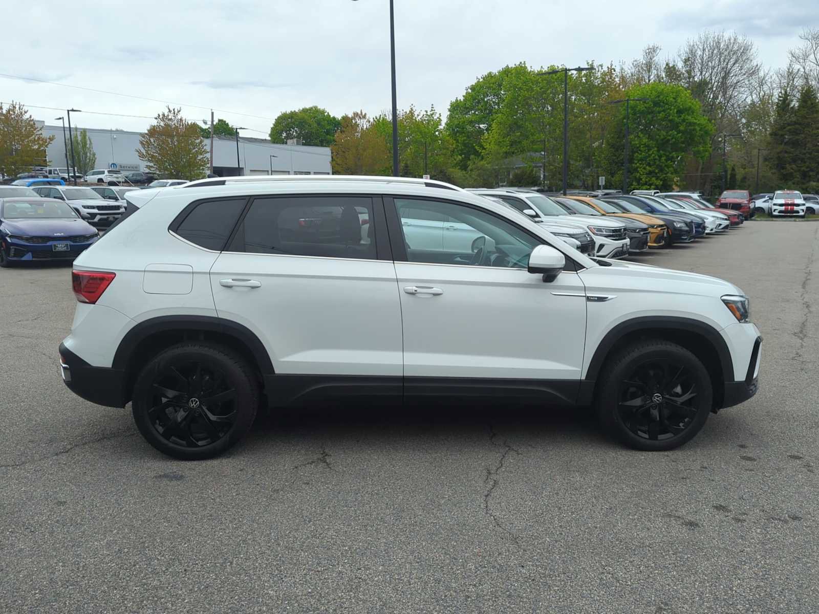 Used 2023 Volkswagen Taos SE w/ Panoramic Sunroof Package FWD image 7