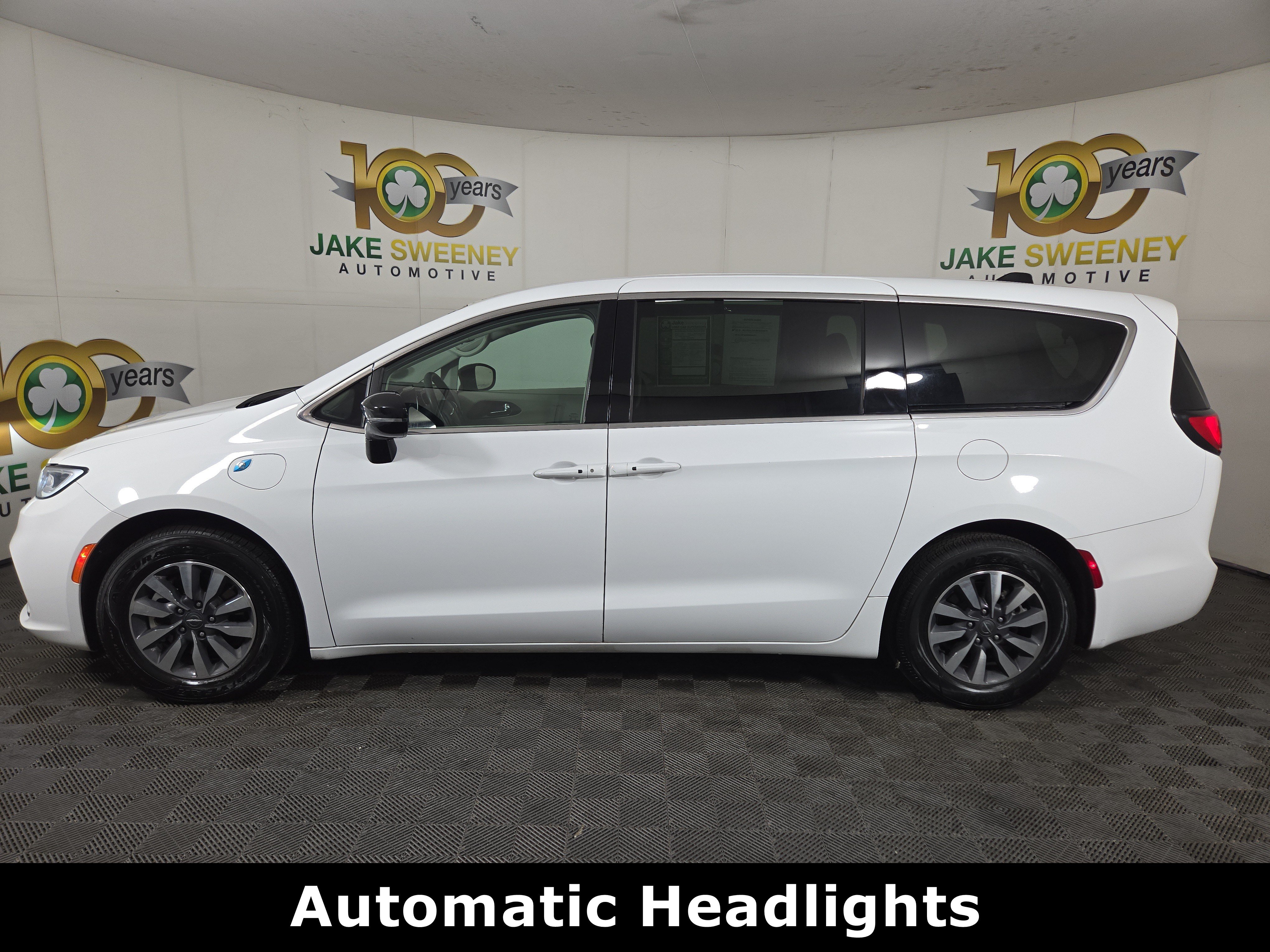 Used 2024 Chrysler Pacifica Limited FWD image 4