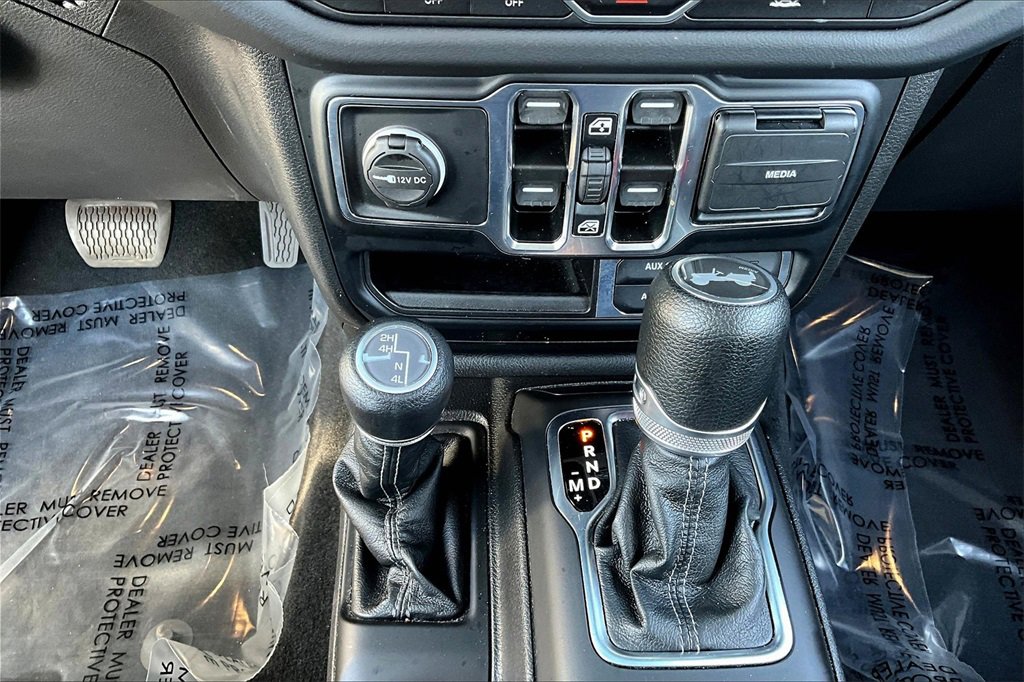 Used 2024 Jeep Wrangler Sahara image 32