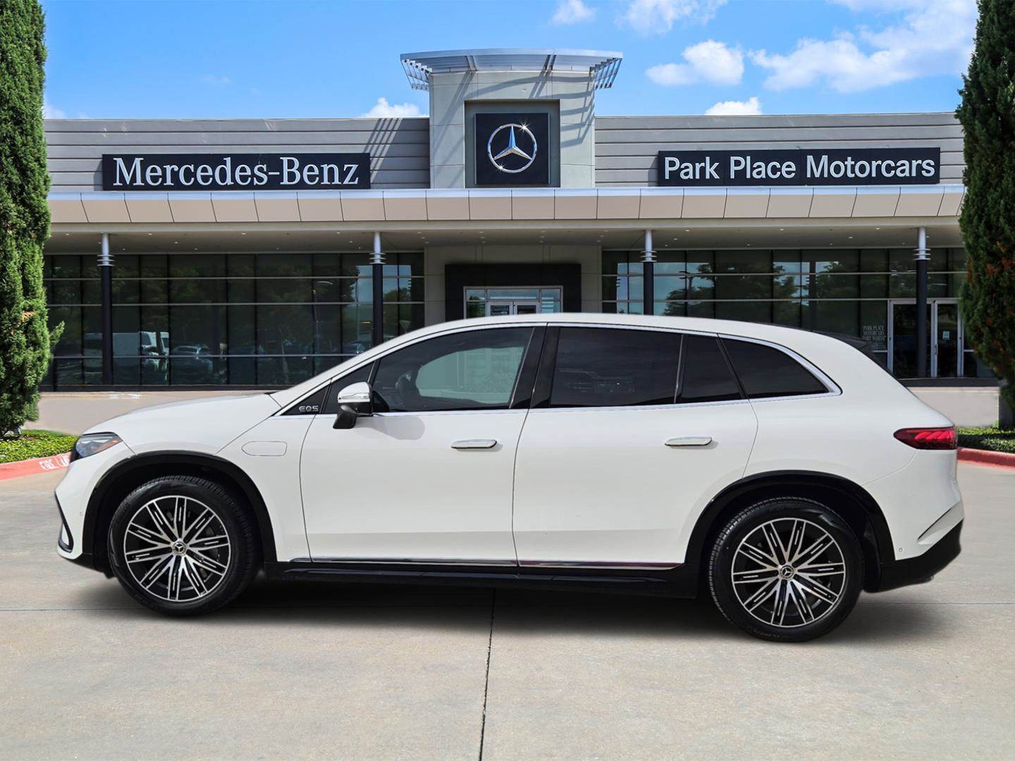 Used 2023 Mercedes-Benz EQS 580 4MATIC SUV image 3