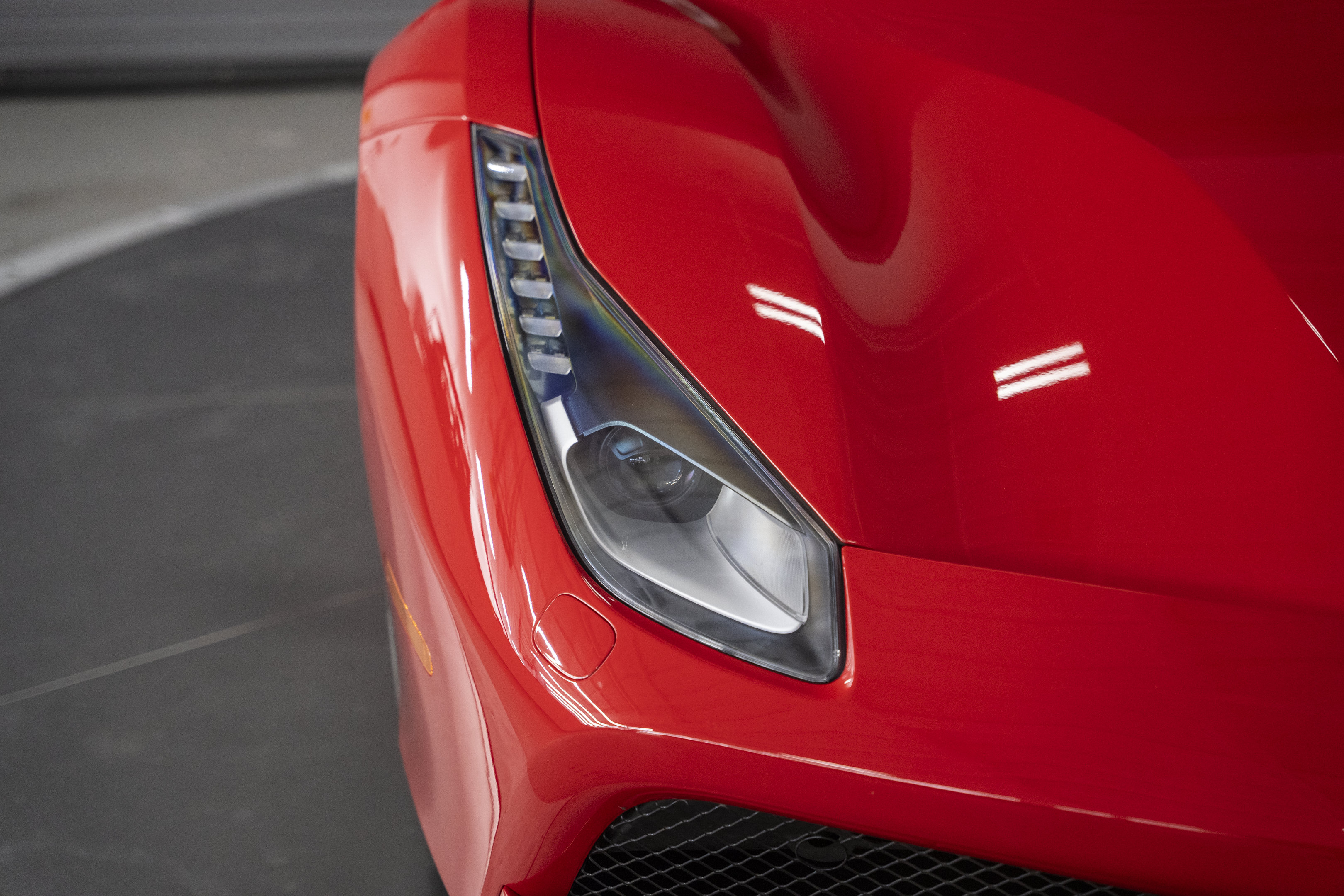 Used 2018 Ferrari 488 GTB RWD image 11