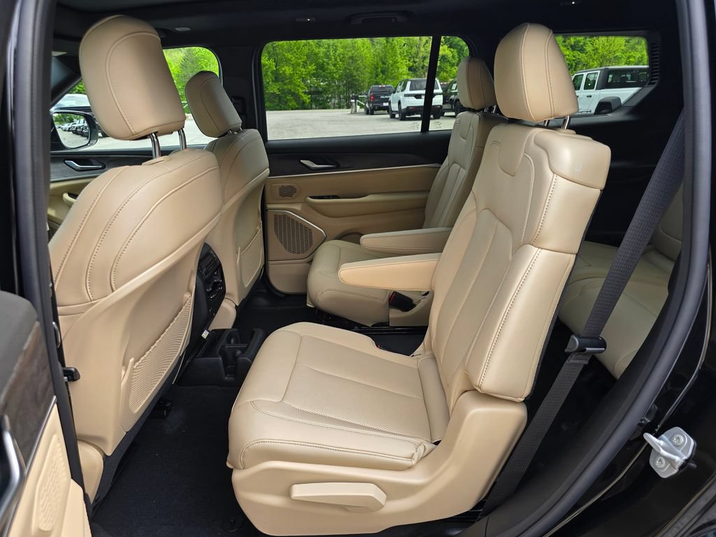 New 2026 Jeep Grand Cherokee L Limited w/ Luxury Tech Group II AWD/4WD image 12