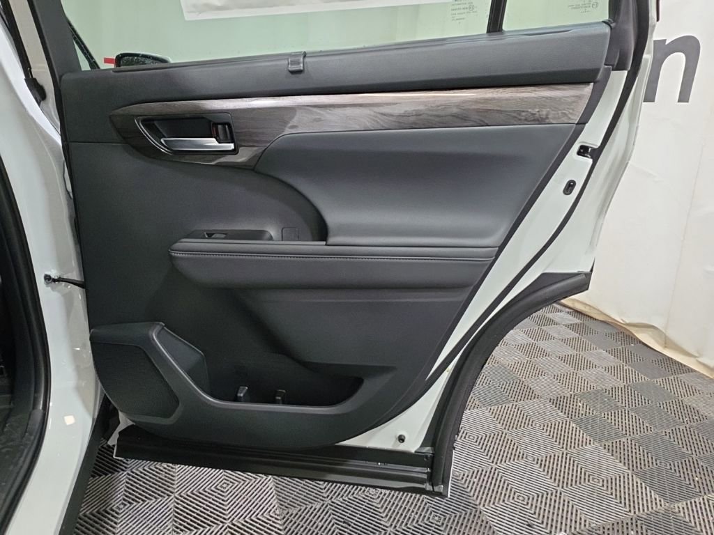 Used 2026 Toyota Highlander Limited image 17