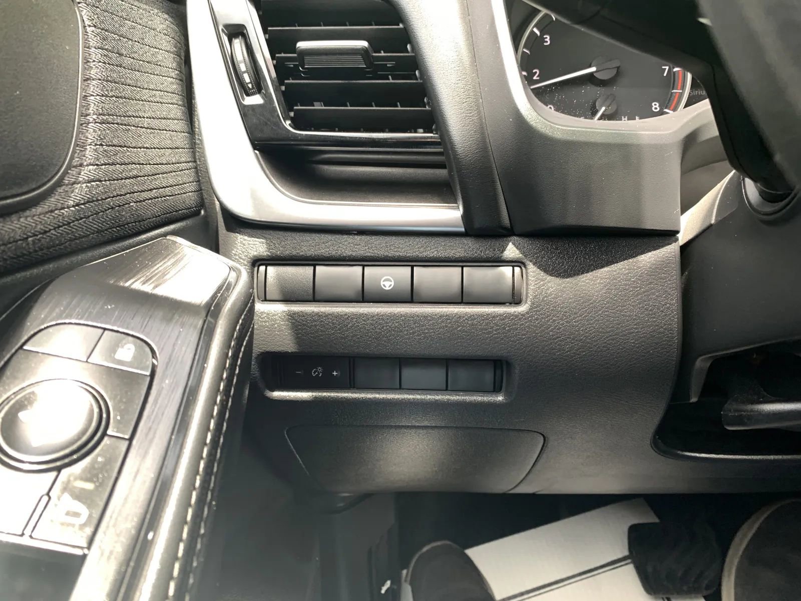 Used 2022 Nissan Rogue SV FWD image 18