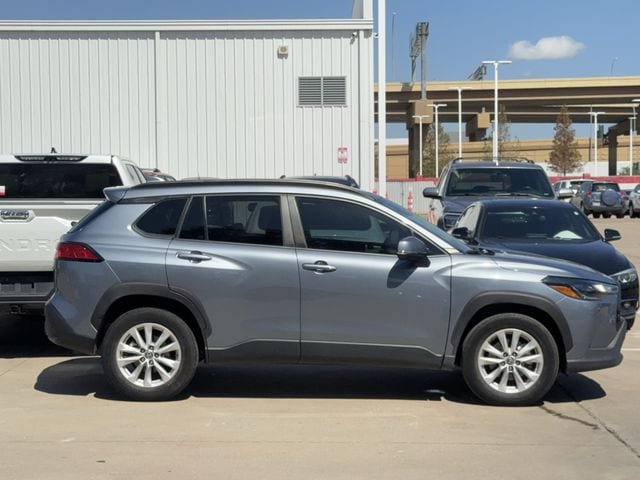 Used 2023 Toyota Corolla Cross LE FWD image 3