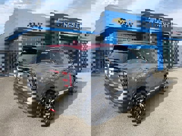 Used 2025 Nissan Kicks SV w/ Illumination Package image 2