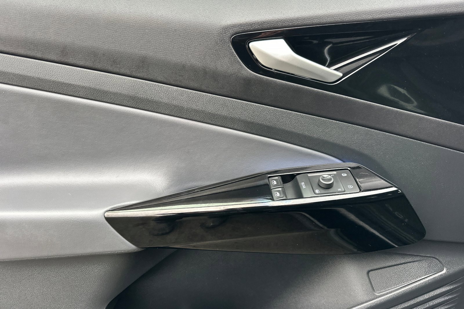 Used 2021 Volkswagen ID.4 Pro w/ ID.4 Protection Package image 10