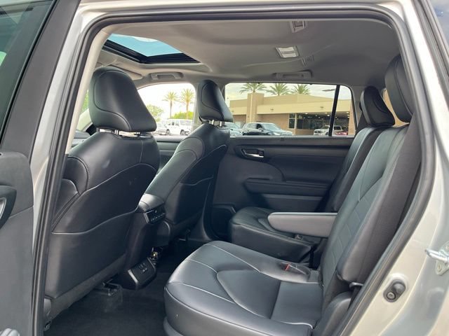 Used 2025 Toyota Highlander XLE FWD image 13