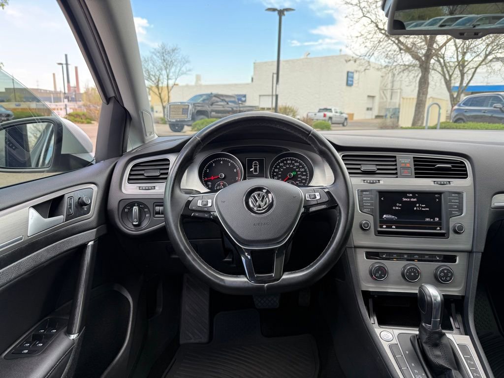 Used 2016 Volkswagen Golf SE FWD image 2