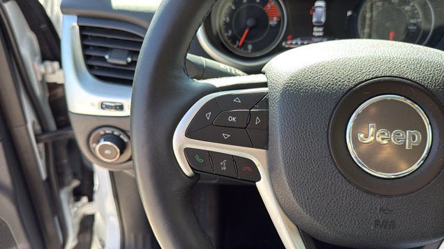 Used 2016 Jeep Cherokee Overland w/ Technology Group AWD/4WD image 16