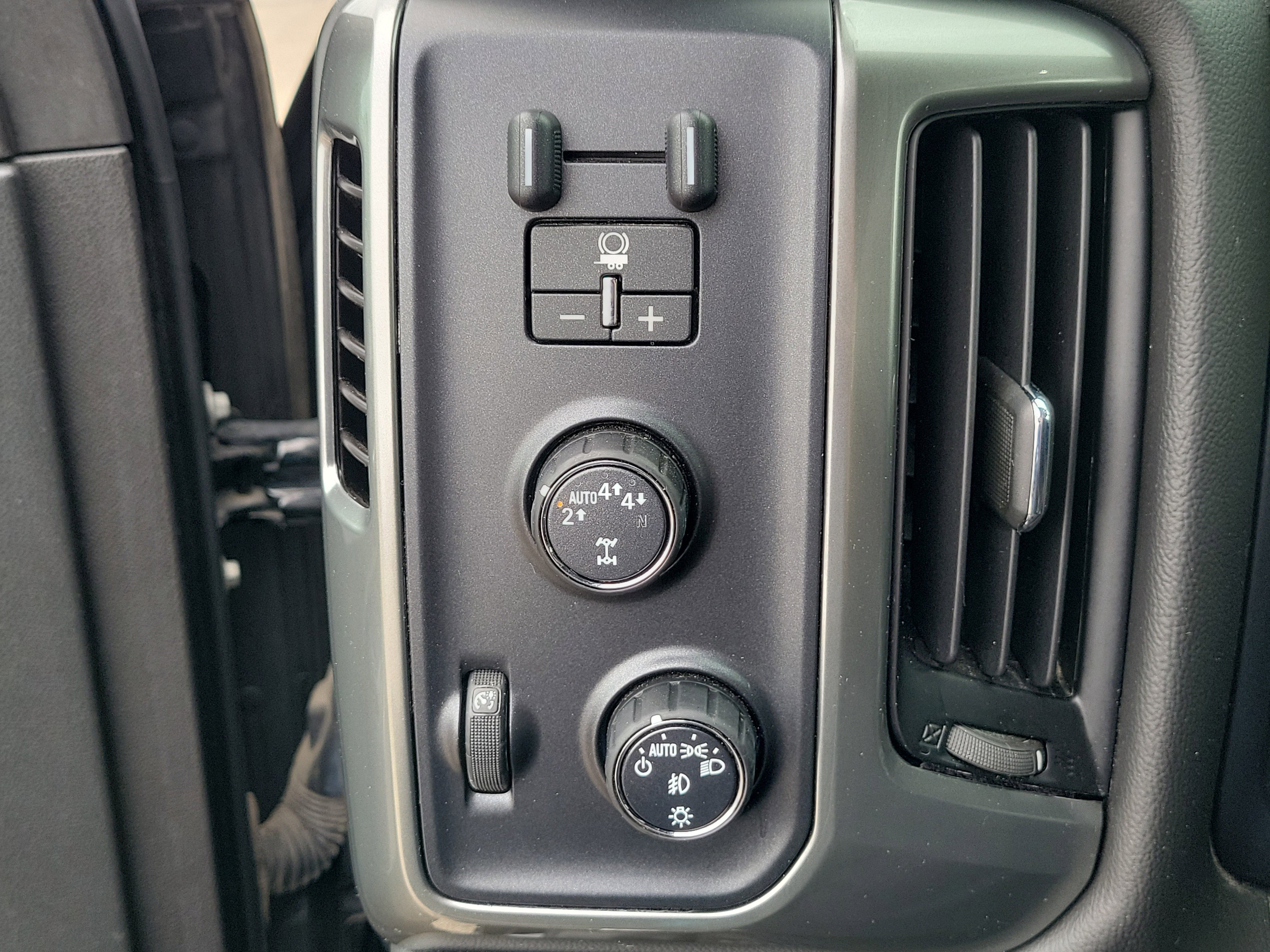 Used 2018 Chevrolet Silverado 1500 LT w/ Midnight Edition AWD/4WD image 20