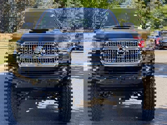 Used 2017 Toyota Tacoma TRD Sport w/ Tow Package (A/T) image 10