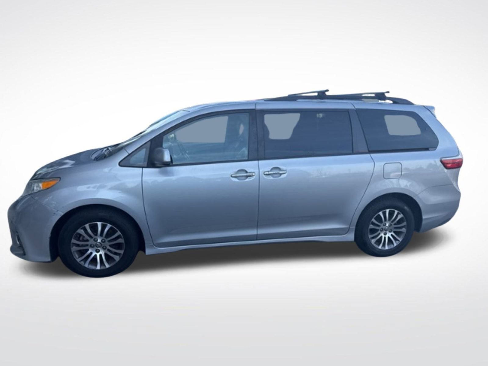 Used 2019 Toyota Sienna XLE image 4