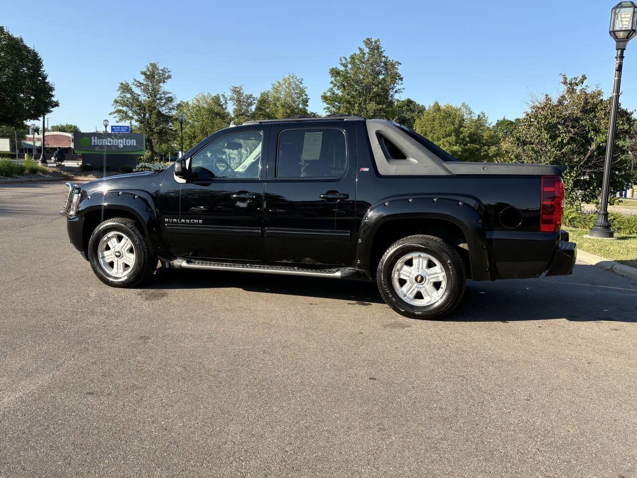 Used 2011 Chevrolet Avalanche LT w/ Suspension Package, Off-Road AWD/4WD image 16