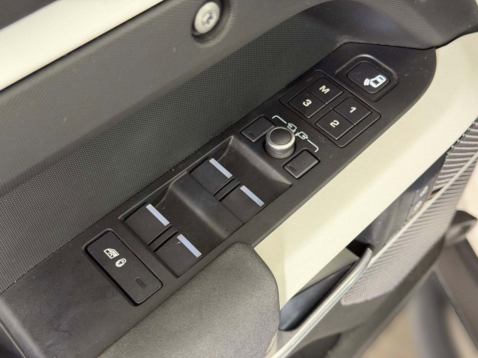 Used 2022 Land Rover Defender 110 X-Dynamic SE image 22