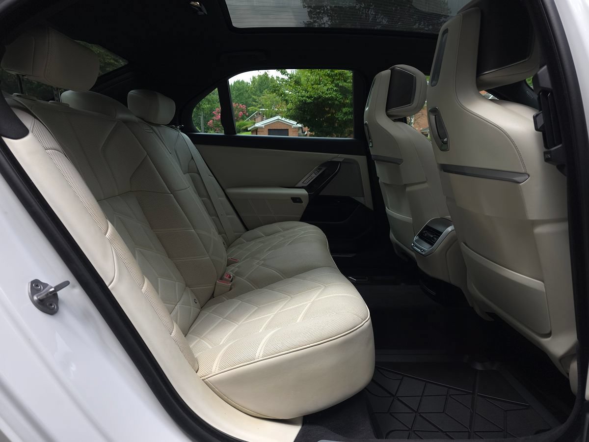 Used 2023 BMW 760i xDrive w/ Parking Assistance Package AWD/4WD image 28