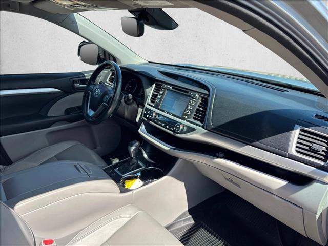 Used 2017 Toyota Highlander XLE FWD image 19