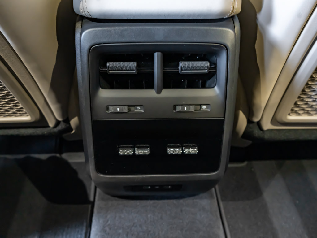 Certified 2025 Porsche Macan 4S Electric AWD/4WD image 25