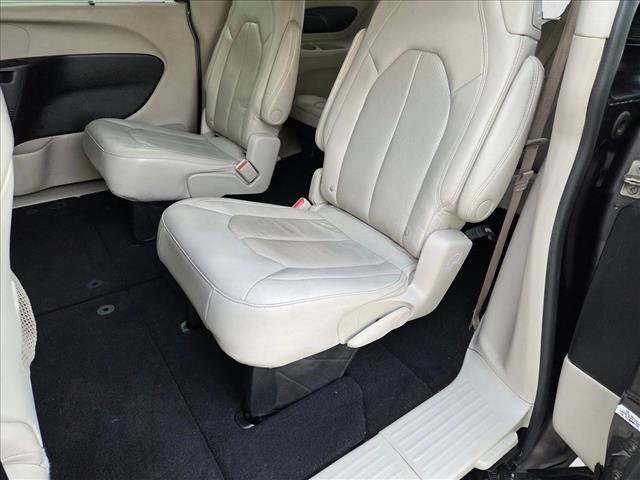 Used 2021 Chrysler Pacifica Touring-L image 17