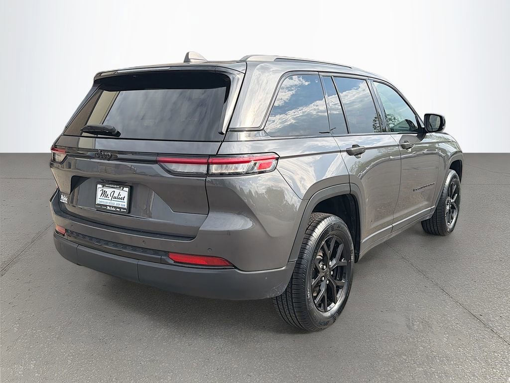 Used 2024 Jeep Grand Cherokee Altitude RWD image 4