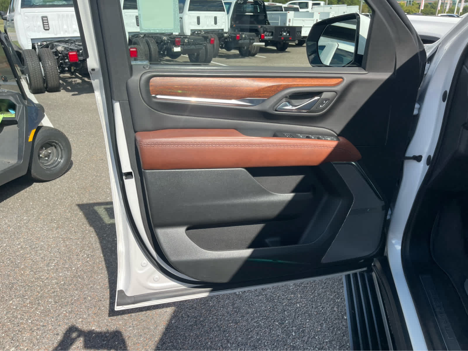 Used 2023 GMC Yukon XL Denali Ultimate AWD/4WD image 10