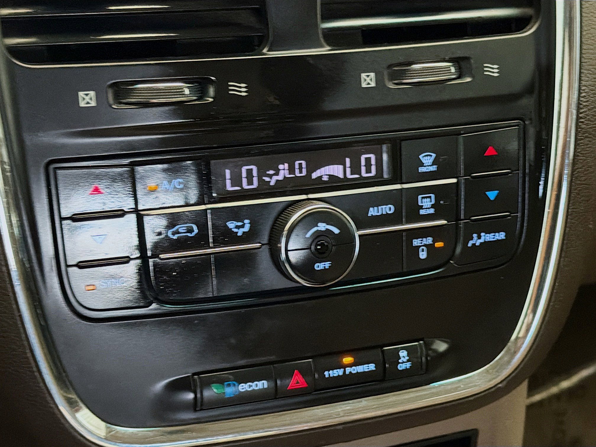 Used 2016 Chrysler Town & Country Touring image 10