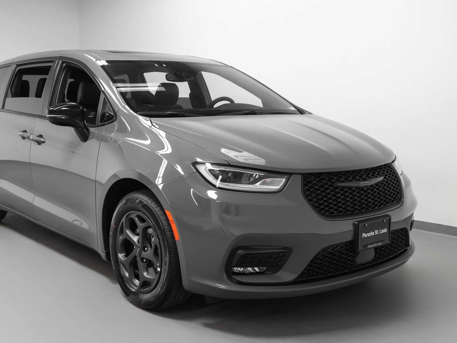 Used 2023 Chrysler Pacifica Limited w/ S Appearance Package FWD image 9
