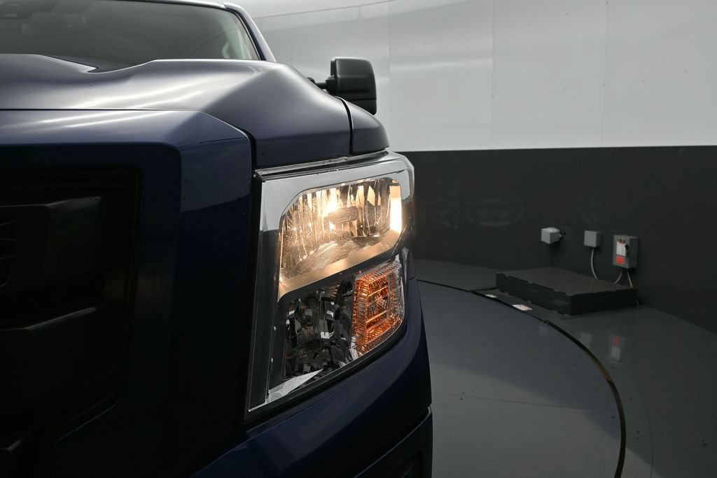 Used 2022 Nissan Titan SV w/ SV Convenience Package AWD/4WD image 11
