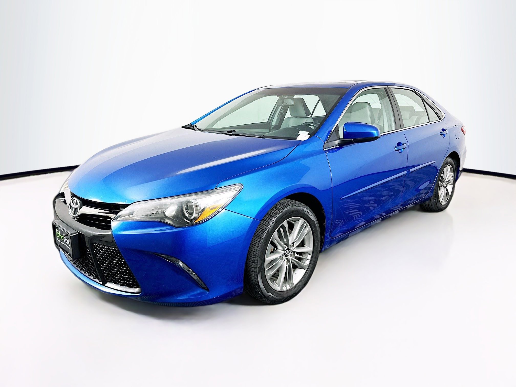 Used 2017 Toyota Camry SE w/ Moonroof Package FWD image 3