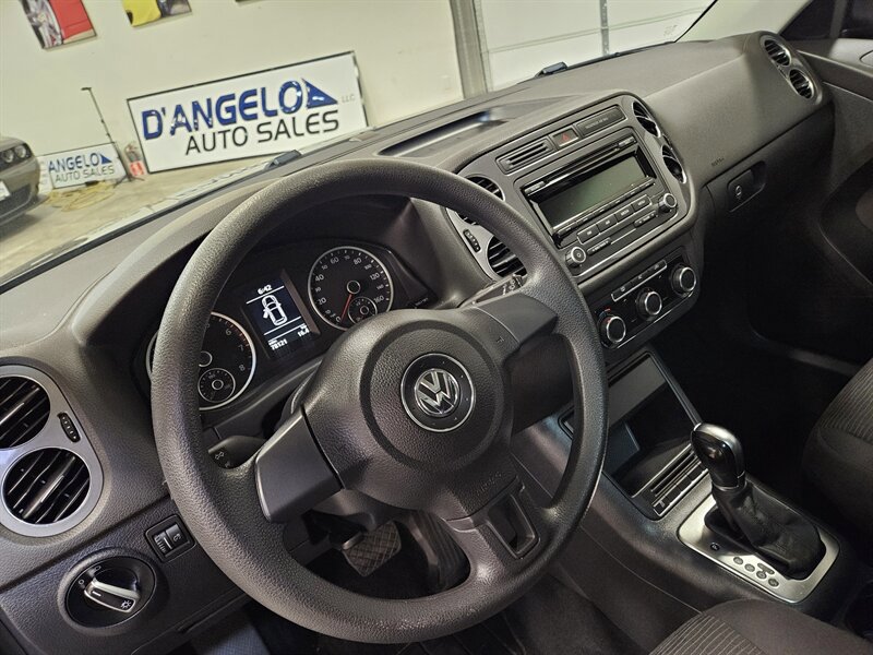 Used 2012 Volkswagen Tiguan LE FWD image 21