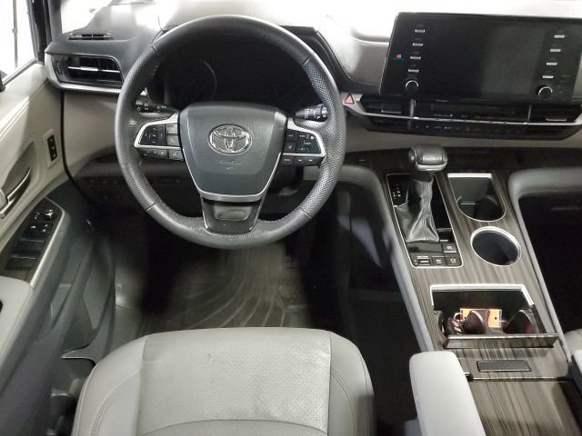 Used 2024 Toyota Sienna Limited image 14
