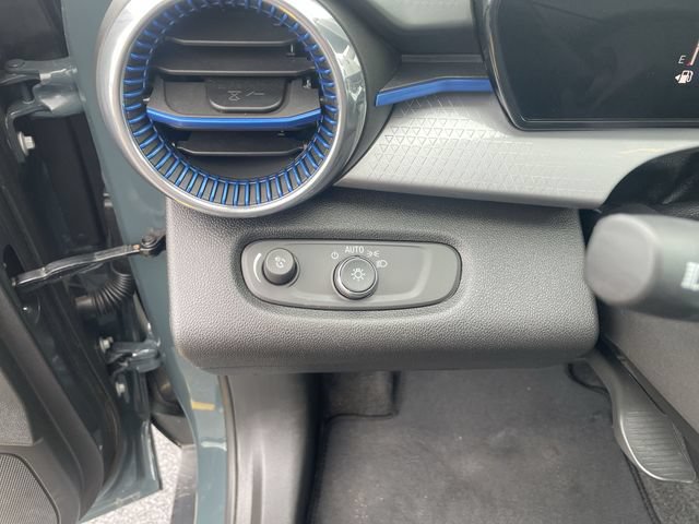 Used 2025 Chevrolet Trax LT FWD image 21