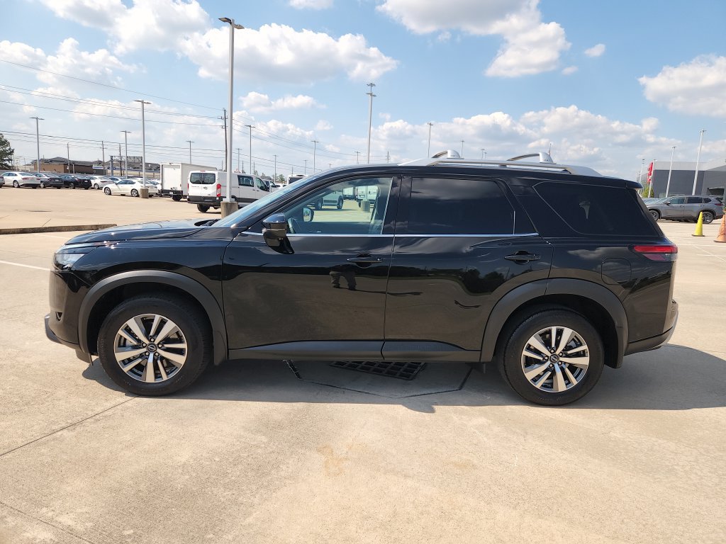 Used 2025 Nissan Pathfinder SL AWD/4WD image 8