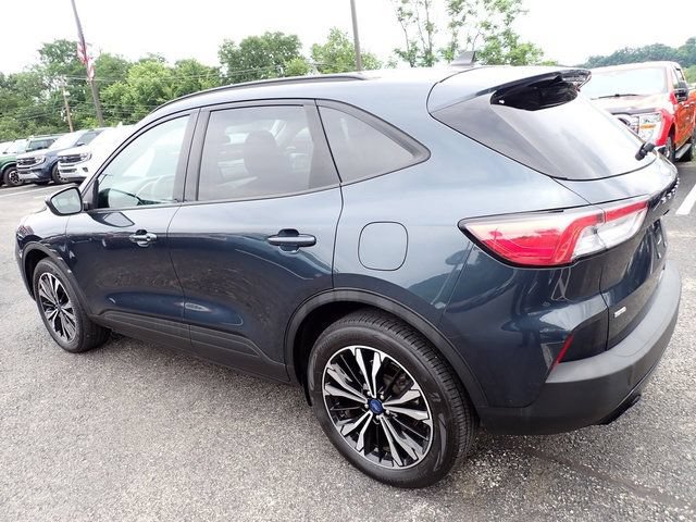 Used 2022 Ford Escape SE w/ SE Sport Appearance Package AWD/4WD image 4