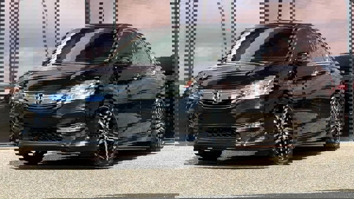 Used 2016 Honda Accord Touring image 2