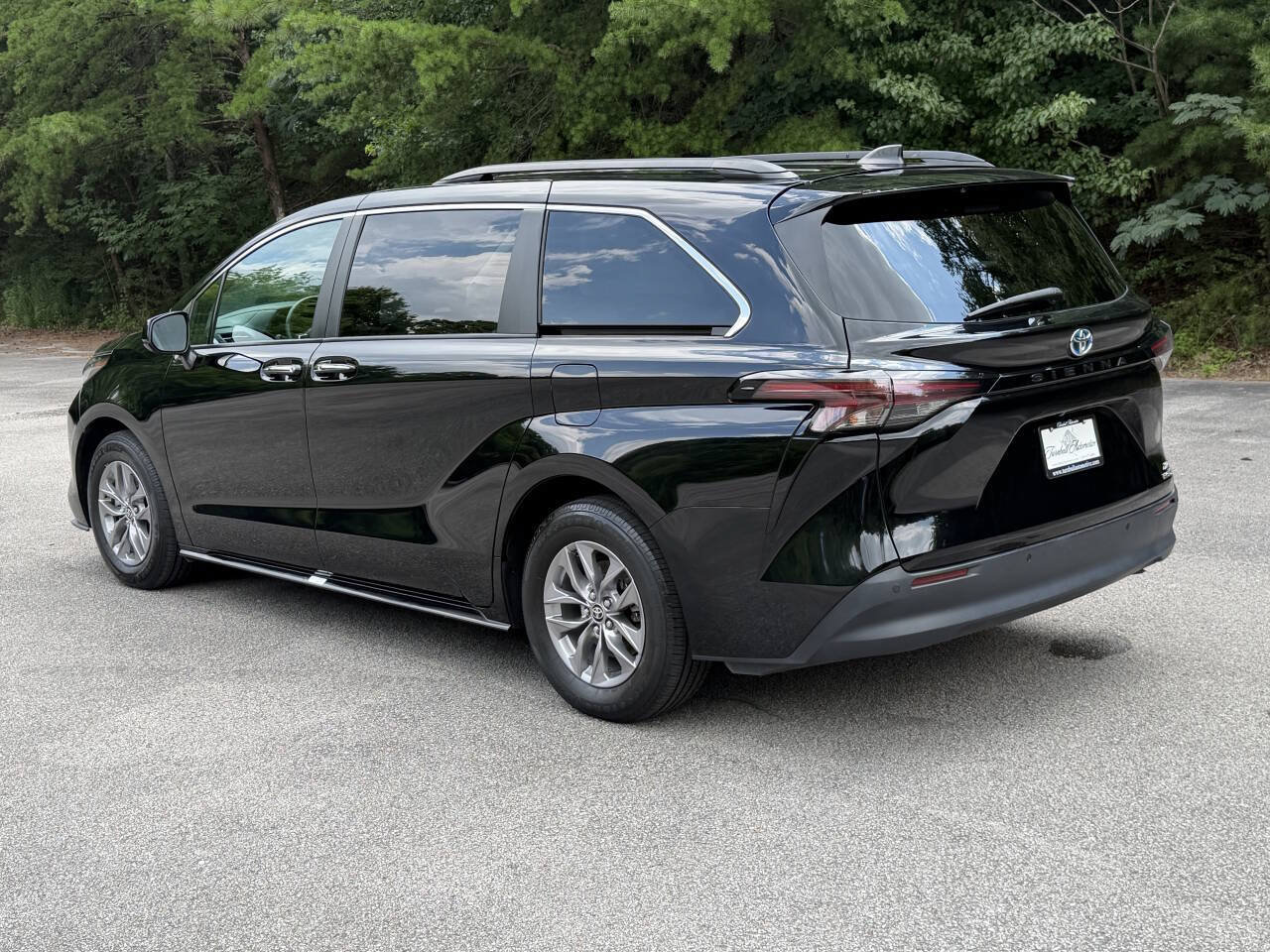 Used 2024 Toyota Sienna XLE FWD image 3