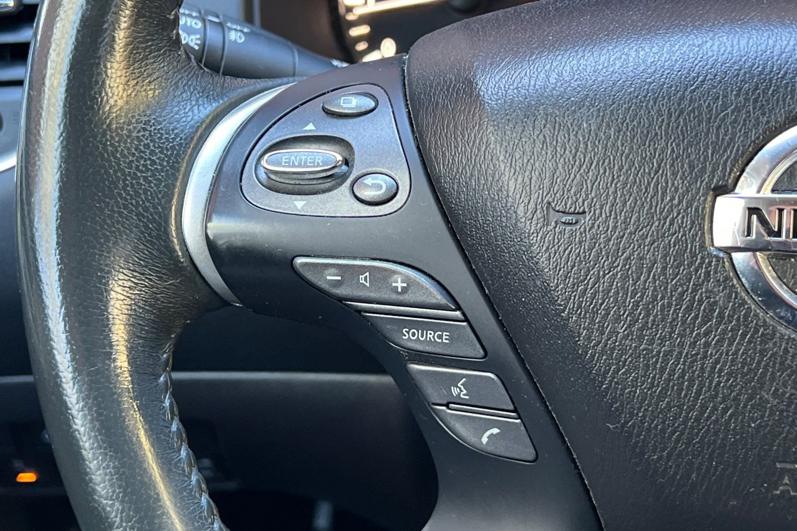 Used 2018 Nissan Pathfinder SL image 33