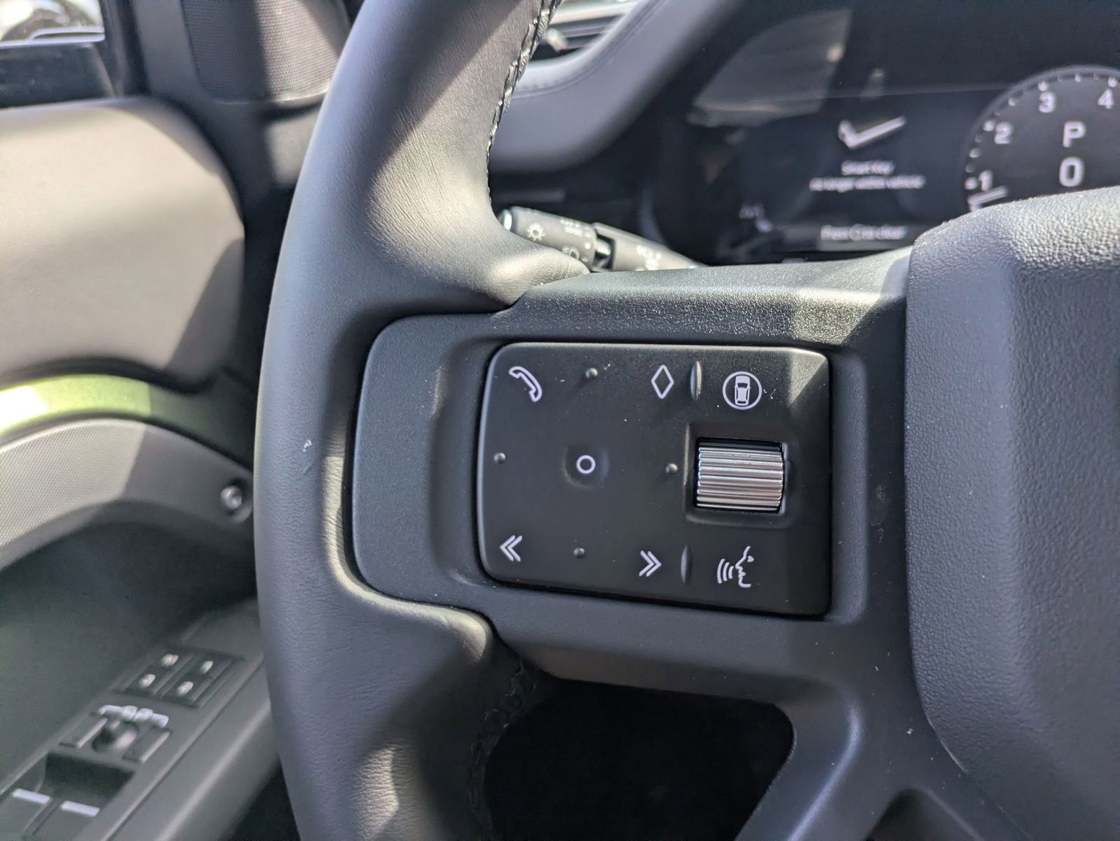 New 2026 Land Rover Defender 110 X-Dynamic SE AWD/4WD image 17